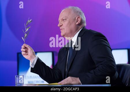 Francois Asselineau nimmt am 20. April 2017 in Saint-Cloud, westlich von Paris, an einer speziellen politischen TV-Show mit dem Titel "15 Minuten zu überzeugen" in den Studios des französischen Fernsehsenders France 2 Teil. Wenige Tage vor der ersten Runde der Präsidentschaftswahlen. Foto von Pierre Villard/Pool/ABACAPRESS.COM Stockfoto