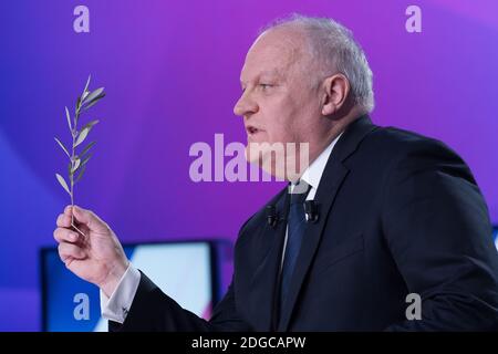 Francois Asselineau nimmt am 20. April 2017 in Saint-Cloud, westlich von Paris, an einer speziellen politischen TV-Show mit dem Titel "15 Minuten zu überzeugen" in den Studios des französischen Fernsehsenders France 2 Teil. Wenige Tage vor der ersten Runde der Präsidentschaftswahlen. Foto von Pierre Villard/Pool/ABACAPRESS.COM Stockfoto