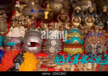 Indische Schmuck Souvenirs aus Ladakh. Halsketten und Armreifen, einige mit buddhistischer Ikonographie. Indien Stockfoto