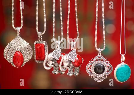 Indische Schmuck Souvenirs aus Ladakh. Halsketten mit eingesetzten Steinen. Indien Stockfoto