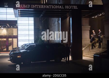 US-Präsident Donald J. Trump geht nach einem Abendessen im Trump International Hotel in Washington, DC, USA, am 22. April 2017 zur wartenden Autokolonne. Stockfoto