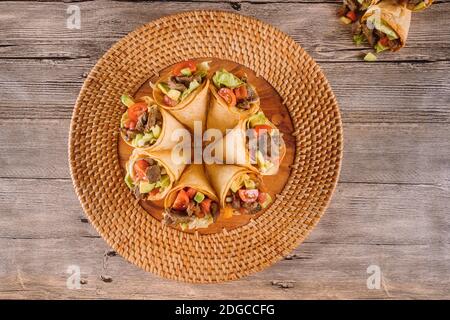 Mexikanischer Rindfleischsalat in Mais-Tortilla-Zapfen in Baked Stockfoto