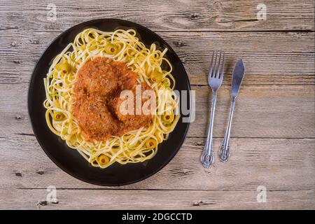 Spaghetti und Fleischbällchen mit Tomatensauce. Draufsicht Stockfoto