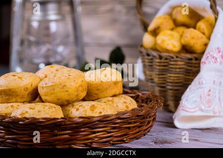 Brasilianisches Käsebrot, Chippakäse im Korb. Stockfoto