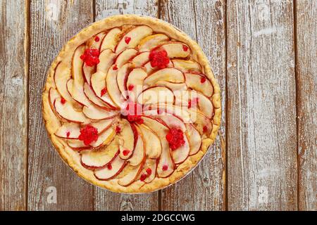 Hausgemachter Apfelkuchen mit geschnittenen Äpfeln auf der Oberseite Stockfoto