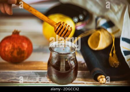 Apfel und Honig, traditionelle Lebensmittel des jüdischen Neujahr Rosch Hashana torah Buch, kippah yamolka talit Stockfoto