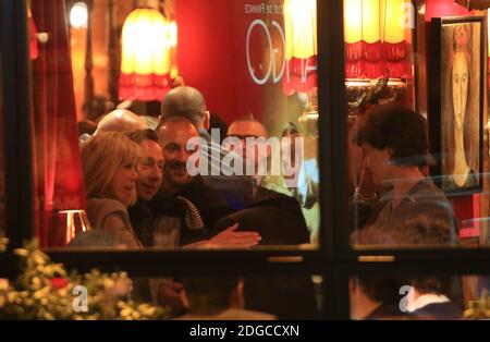 Präsidentschaftswahlkandidat für die en Marche ! Bewegung Emmanuel Macrons Frau Brigitte Macron trifft am 23. April 2017 nach der ersten Runde der Präsidentschaftswahl im Restaurant La Rotonde in Paris auf die Fernsehpersönlichkeit Stephane Bern. Macron wird am 7. Mai in einem Run-off für die französische Präsidentschaft der rechtsextremen Führerin Marine Le Pen gegenüberstehen, was die Ergebnisse in der Nähe zeigen. Mit 96% der Stimmen, die seit der ersten Runde am Sonntag gezählt werden, hat Macron 23.9%, während Le Pen 21.4% erreicht. Foto von Axelle de Ruse/ABACAPRESS.COM Stockfoto