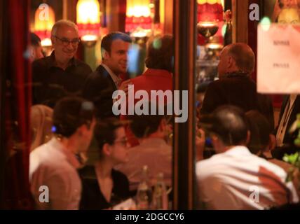 Präsidentschaftswahlkandidat für die en Marche ! Bewegung Emmanuel Macron trifft einige seiner Anhänger am 23. April 2017 nach der ersten Runde der Präsidentschaftswahlen im Restaurant La Rotonde in Paris, Frankreich. Macron wird am 7. Mai in einem Run-off für die französische Präsidentschaft der rechtsextremen Führerin Marine Le Pen gegenüberstehen, was die Ergebnisse in der Nähe zeigen. Mit 96% der Stimmen, die seit der ersten Runde am Sonntag gezählt werden, hat Macron 23.9%, während Le Pen 21.4% erreicht. Foto von Axelle de Ruse/ABACAPRESS.COM Stockfoto