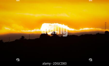 Farbbild eines wunderschönen Sonnenuntergangs mit Blick auf den Trinidad Head in Nordkalifornien. Stockfoto