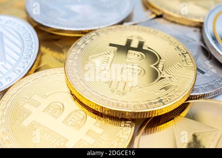 Haufen Krypto-Währungsmünzen mit Fokus auf BTC Bitcoin Stockfoto