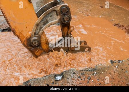 Wasserrohrbruch, undicht aus einem Loch in einer Straße Stockfoto