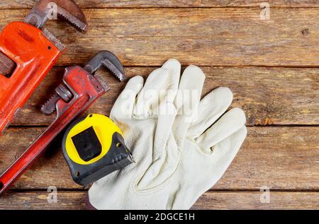 Schraubenschlüssel sanitär Leder Arbeitshandschuhe bau Konzept. Stockfoto