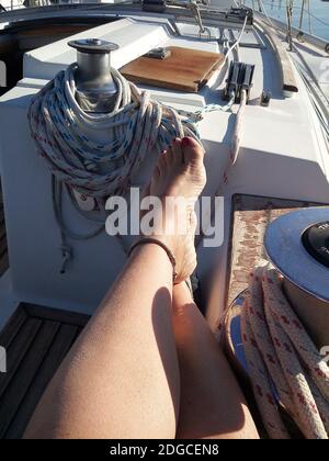 Kaukasische Frau entspannt sich auf dem Sofa ihres Segelbootes Stockfoto