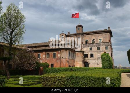 Ein Blick auf die Ritter von Malta's Hauptquartier, Villa Magistrale (Villa del Priorato di Malta) auf RomeâÂ € Â™s Aventine Hill vor der Wahl des neuen Leutnant des Großmeisters am 29. April 2017. Rechts: Der Vatikan. Das Herz des Ordens von MaltaâÂ € Â™s Erbe, die Magistralvilla wurde im Besitz des Ordens seit dem 14. Jahrhundert und, zusammen mit dem Magistralpalast, ist einer seiner beiden institutionellen Sitze. Die Villa wurde Gastgeber für einige der wichtigsten Ereignisse in der OrderâÂ € Â™s institutionellen Leben in jüngster Zeit: Die Wahlen der letzten sechs Grand Masters Stockfoto
