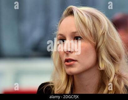 Marion Marechal Le Pen blickt auf eine gemeinsame Erklärung des französischen Präsidentschaftskandidaten für die rechtsextreme Front National und des ehemaligen französischen Präsidentschaftskandidaten für die rechtsgerichtete Debout la France am 29. April 2017 in den Salons Hoche in Paris, Frankreich, zurück. Foto von Francois Pauletto/ABACAPRESS.COM Stockfoto