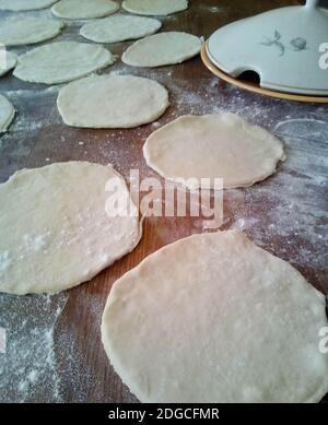 Making of: Hausgemachtes arabisches Brot bereit, zusammen mit dem Kebab gerollt werden Stockfoto