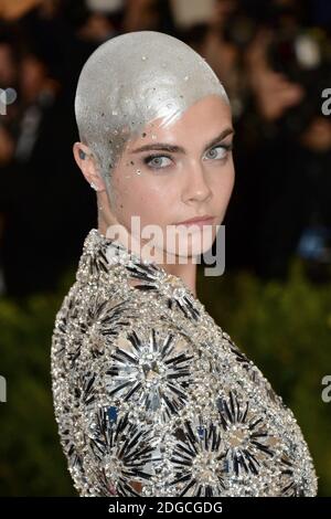 Cara Delevingne Ankunft am Costume Institute Benefit im Metropolitan Museum of Art zur Eröffnung von Rei Kawakubo/Comme des Garcons: Art of the in-Between in New York City, NY, USA, am 1. Mai 2017. Foto von Aurore Marechal/ABACAPRESS.COM Stockfoto