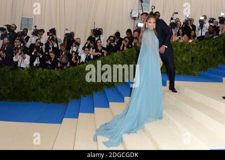 Jennifer Lopez bei der Ankunft am Costume Institute Benefit im Metropolitan Museum of Art feiert die Eröffnung von Rei Kawakubo/Comme des Garcons: Art of the in-Between in New York City, NY, USA, am 1. Mai 2017. Foto von Aurore Marechal/ABACAPRESS.COM Stockfoto