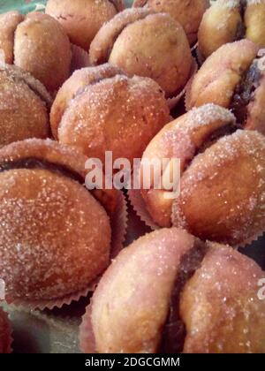 Italienisches Gebäck: bon bon Bon Mürbeteig mit Haselnuss-Sahne-Füllung Stockfoto