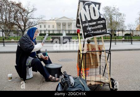 Donald Butner, 57 Jahre alt, spielt seit dem 13. Januar 2017 jeden Tag vor dem Weißen Haus in Washington, DC, Trommel, um gegen Präsident Donald Trump zu protestieren, 2. Mai 2017.Foto: Olivier Douliery/ Abaca Stockfoto