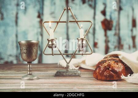 Schabbat Kerzen in Glas Kerzenständer verschwommen challah Brot Stockfoto