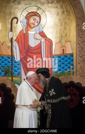 Papst Franziskus trifft Papst Tawadros II., den geistlichen Führer der orthodoxen Christen Ägyptens, am 28. April 2017 bei einem zweitägigen Besuch in Ägypten in der St. Mark's Cathedral in Kairo.Foto von ABACAPRESS.COM Stockfoto