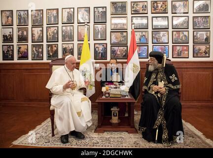 Papst Franziskus trifft Papst Tawadros II., den geistlichen Führer der orthodoxen Christen Ägyptens, am 28. April 2017 bei einem zweitägigen Besuch in Ägypten in der St. Mark's Cathedral in Kairo.Foto von ABACAPRESS.COM Stockfoto