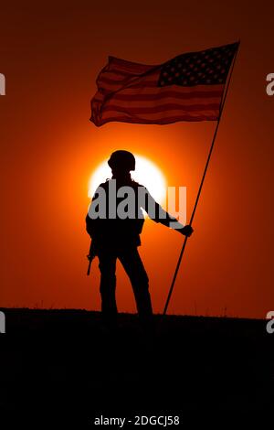 Silhouette der US-Armee Infanterie Soldat, United States Marines Corps Kämpfer am Sonnenuntergang Horizont mit winkenden USA Nationalflagge. Der Heldentum der Soldaten und der Sieg im Kampf, die Ehrung der gefallenen Helden Stockfoto