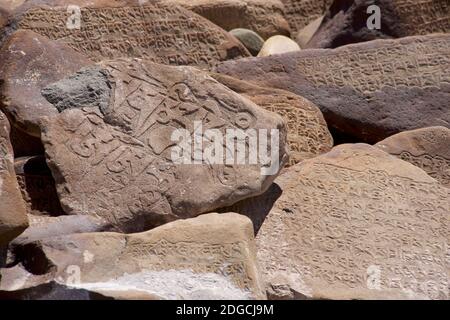 Gebetssteine mit buddhistischen Widmungen. Leh, Ladakh, Jammu und Kaschmir, Indien Stockfoto