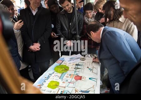 Der französische Präsident Francois Hollande eröffnet im Rahmen eines Besuchs bei drei Preisträgern des Wettbewerbs "La France s'engage" (Frankreich verpflichtet sich) am 3. Mai 2017 in Paris, Frankreich, den zweiten Kiosk von "Lulu dans ma rue", einem fairen Handelsgeschäft zur Schaffung von Arbeitsplätzen. Foto von Eliot Blondt/ABACAPRESS.COM Stockfoto