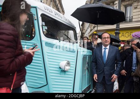 Der französische Präsident Francois Hollande eröffnet im Rahmen eines Besuchs bei drei Preisträgern des Wettbewerbs "La France s'engage" (Frankreich verpflichtet sich) am 3. Mai 2017 in Paris, Frankreich, den zweiten Kiosk von "Lulu dans ma rue", einem fairen Handelsgeschäft zur Schaffung von Arbeitsplätzen. Foto von Eliot Blondt/ABACAPRESS.COM Stockfoto