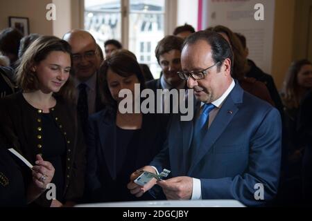 Der französische Präsident Francois Hollande besucht die Plattform "Entourage", ein soziales Netzwerk, das gegen die soziale Ausgrenzung von Obdachlosen kämpft, im Rahmen eines Besuchs bei drei Preisträgern des Wettbewerbs "La France s'Engage" (Frankreich verpflichtet sich) am 3. Mai 2017 in Paris, Frankreich. Foto von Eliot Blondt/ABACAPRESS.COM Stockfoto