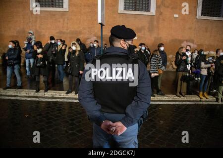 Rom, Italien. Dezember 2020. Polizist überprüft Menschen, um Versammlungen zu vermeiden (Foto: Matteo Nardone/Pacific Press) Quelle: Pacific Press Media Production Corp./Alamy Live News Stockfoto