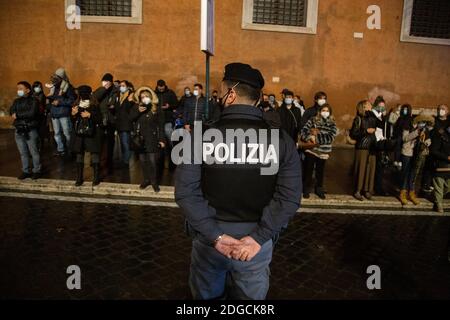 Rom, Italien. Dezember 2020. Polizist überprüft Menschen, um Versammlungen zu vermeiden (Foto: Matteo Nardone/Pacific Press) Quelle: Pacific Press Media Production Corp./Alamy Live News Stockfoto