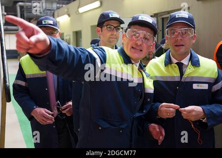 Französischer Präsidentschaftskandidat für die en Marche! Bewegung Emmanuel Macron trifft sich am 4. Mai 2017 bei einem Besuch des Glasflaschenherstellers Verrerie Ouvriere d'Albi (VOA) in Albi, Südwestfrankreich. Die zweite Runde der Kampagne findet am 07. Mai 2017 in Frankreich statt. Foto von Florian David/Pool/ABACAPRESS.COM Stockfoto