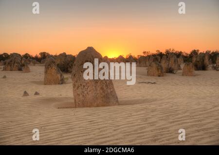 Sonnenuntergang über der Pinnacles Wüste in Australien Stockfoto