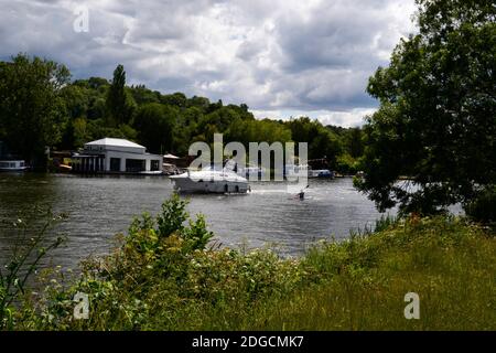 Kanute und Luxusyacht auf der Themse, Bourne End, Buckinghamshire, Großbritannien Stockfoto