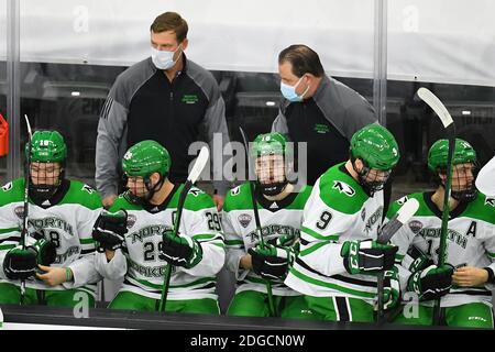 8. Dezember 2020 North Dakota Fighting Hawks Cheftrainer Brad Berry (rechts) und Assistenztrainer Dane Jackson sprechen mit dem Team vor einem NCAA D1 Männer-Hockeyspiel zwischen den Denver University Pioneers und der University of North Dakota Fighting Hawks in der Baxter Arena in Omaha NE, Heimat des NCHC ''Pod'', wo die ersten 38 .National Collegiate Hockey Conference Spiele unter sicheren Bedingungen gespielt werden, um vor Covid-19 zu schützen. Denver führt 2-1 nach der ersten Periode. Foto von Russell Hons/CSM Stockfoto