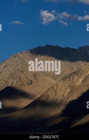 Himalaya-Berglandschaft von Hundatr aus im Nubra Valley. Ladakh, Jammu und Kaschmir, Indien Stockfoto