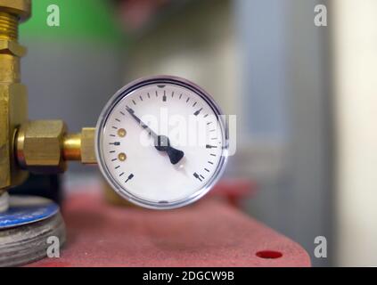 Teil der Ausrüstung Arbeitsmessgerät Manometer mit einem Pfeil Im linken Sektor Stockfoto