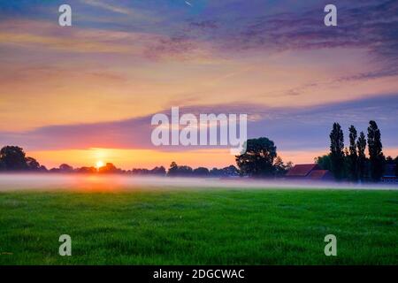 Farbenfroh leuchtender Sonnenaufgang Stockfoto