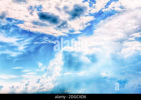 Hoher blauer Himmel mit weißen Wolken durch Sonnenlicht Hintergrund beleuchtet Luftbasis Stockfoto