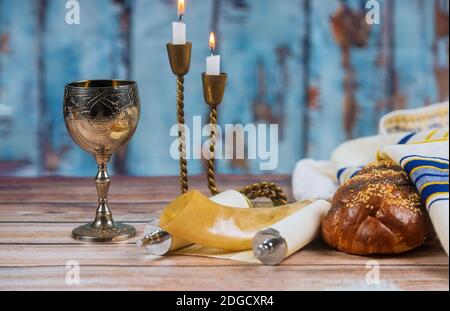 Hausgemachte Challah, Wein und Kerzen für Sabbat Stockfoto