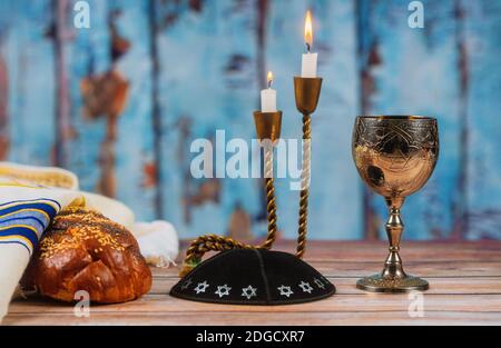 Frisch hausgemachter Challah Wein und Kerzen für den Heiligen Sabbat Stockfoto