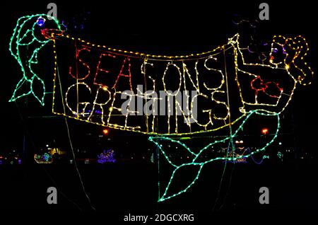 Weihnachtslichter verzaubern die Weihnachtsgrüße und zeigen eine nautische Szene während einer Weihnachtsfeier im Jones Park in Gulfport, Mississippi. Stockfoto