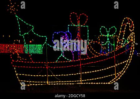 Weihnachtslichter zeigen ein Boot während einer Feiertagsfeier im Jones Park, 5. Dezember 2020, in Gulfport, Mississippi. Stockfoto