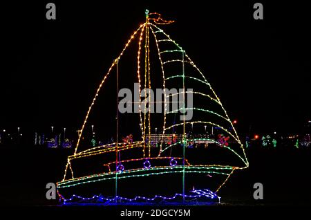 Weihnachtslichter zeigen ein Segelboot während einer Feiertagsfeier im Jones Park am 5. Dezember 2020 in Gulfport, Mississippi. Stockfoto