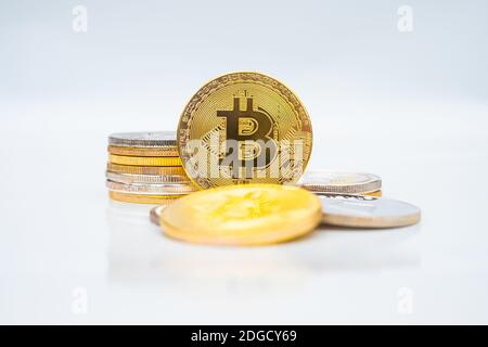 Haufen Krypto-Währungsmünzen mit Fokus auf BTC Bitcoin Stockfoto