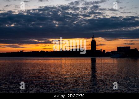 Sehen Sie die Silhuettes des Zentrums von Stockholm vom Golf aus In der Abenddämmerung Stockfoto