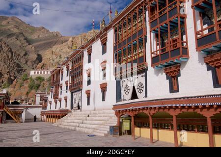 Der Haupthof im Hemis Kloster. Traditionelle tibetisch-buddhistische Klosterarchitektur. Hemis, Ladakh, Jammu und Kaschmir, Indien Stockfoto